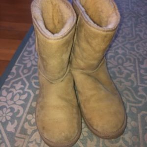 Ugh boots low size 9